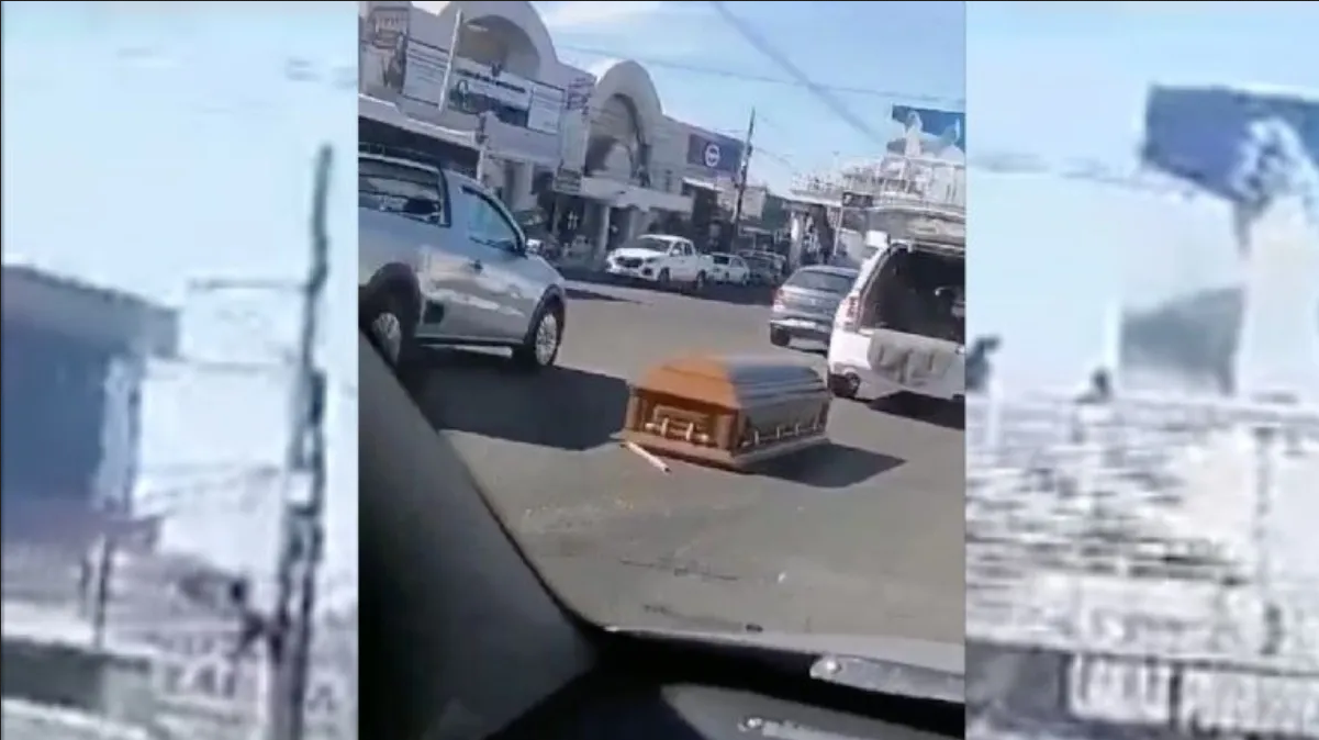 Ataúd sale disparado de una carroza en Sinaloa y se vuelve viral