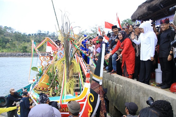 Hadiri Upacara Petik Laut, Khofifah Ajak Nelayan Pancer Gunakan Aplikasi Android untuk Mencari Ikan