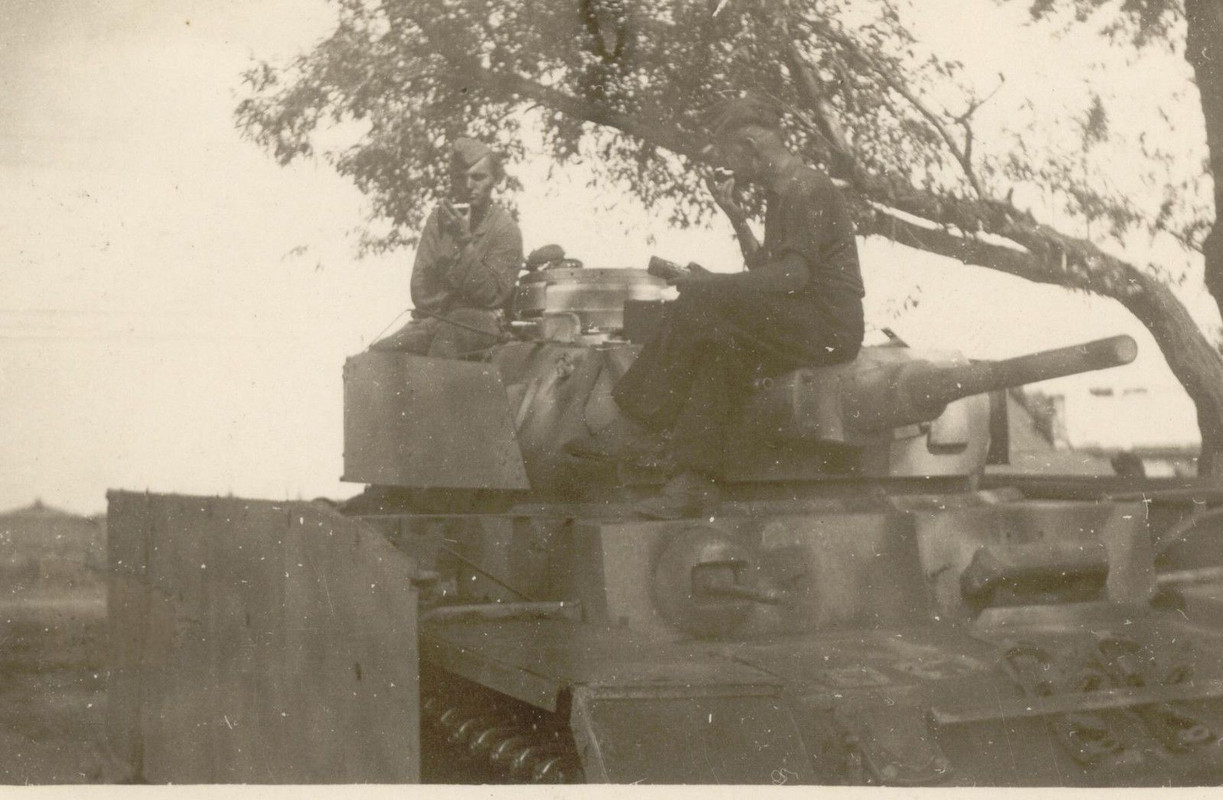 Panzer III mit Tarnanstrich und Seitenschürzen, 