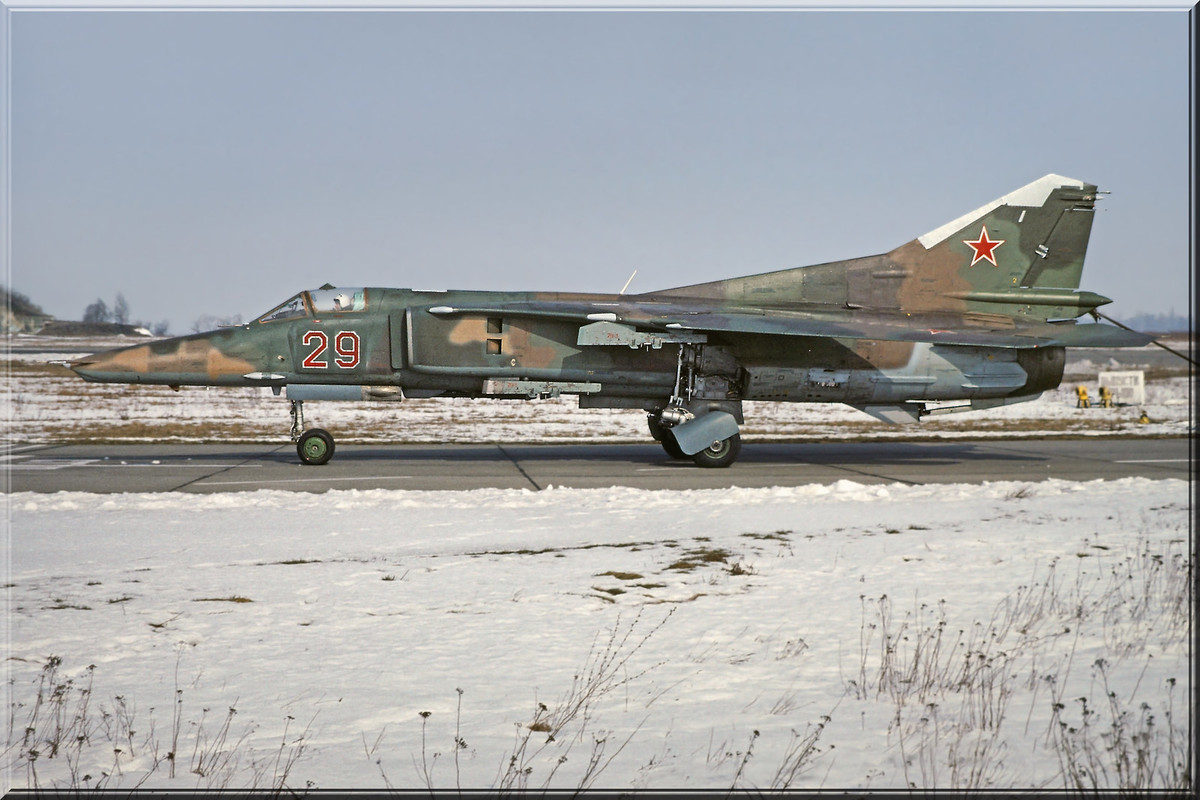 296 APIB Mig-27D 29 Red_61912555170, Winter 1992-1993_3