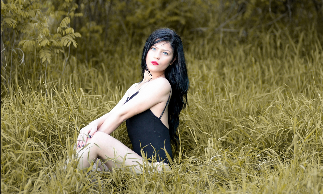 girl-grass5-1-8-6.jpg