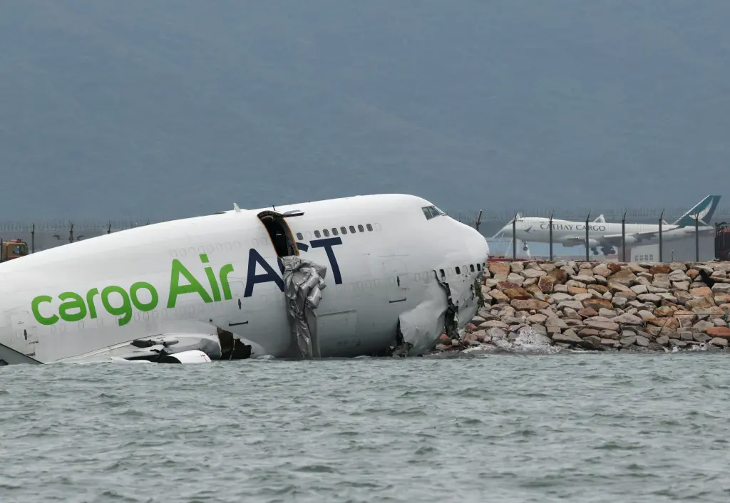 Accidente de cargo Boeing 747 en Hong Kong, deja dos muertos tras desviarse e impactar contra el agua