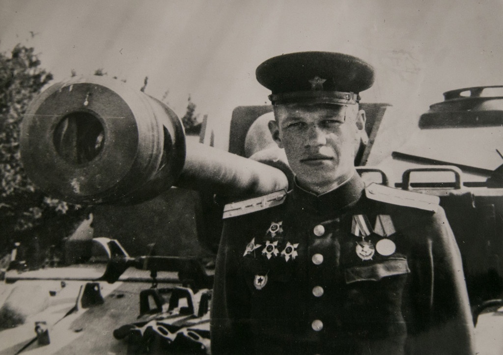 На подступах к Берлину. 1945. Капитан танковых войск Зайцев Михаил Митрофанович.