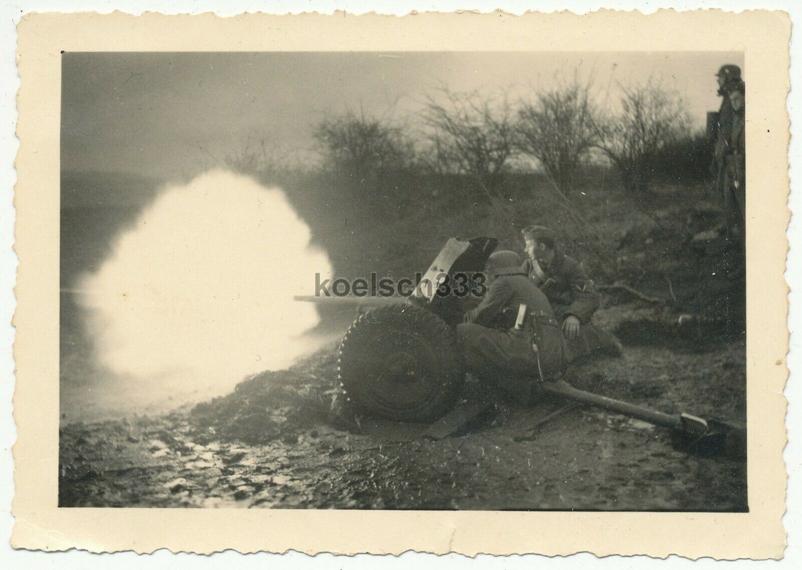 Foto Panzerjäger der Wehrmacht schießen mit 3,7cm PaK Geschütz bei Nacht