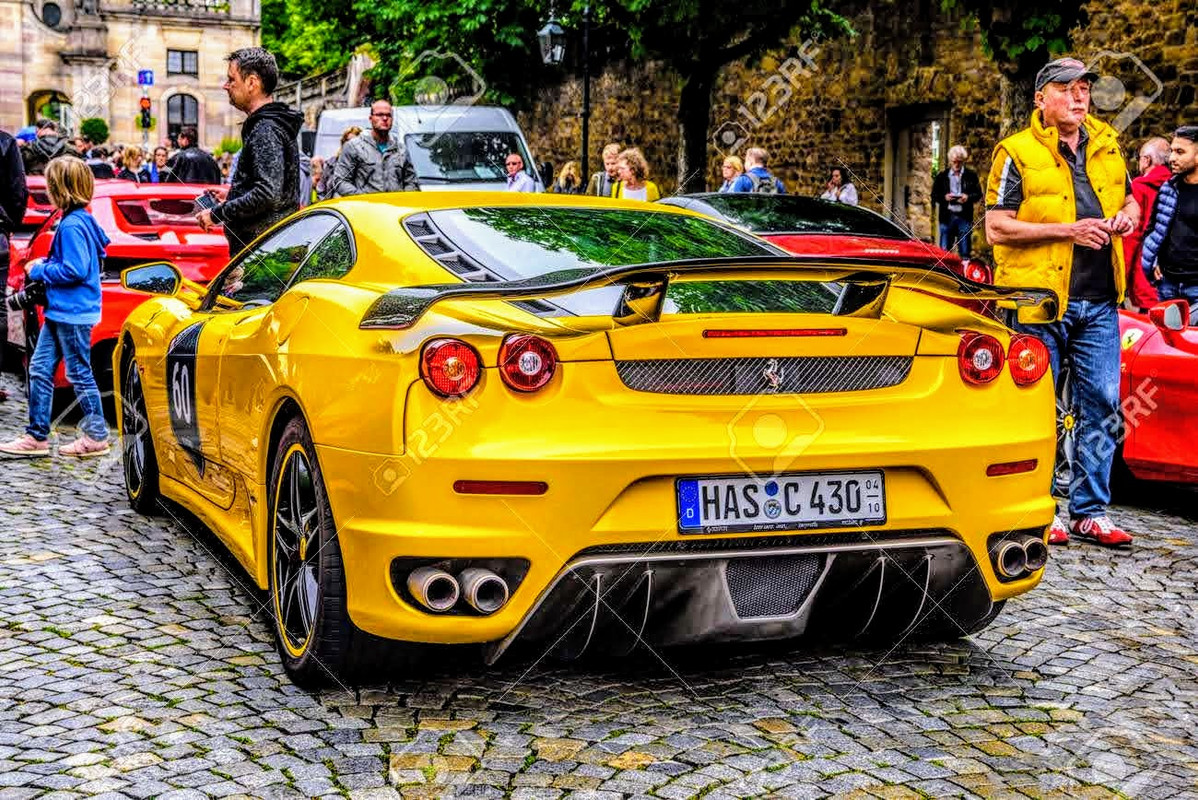142491472-germania-fulda-luglio-2019-le-luci-posteriori-della-ferrari-f430-gialla-tipo-f131-cabrio-è