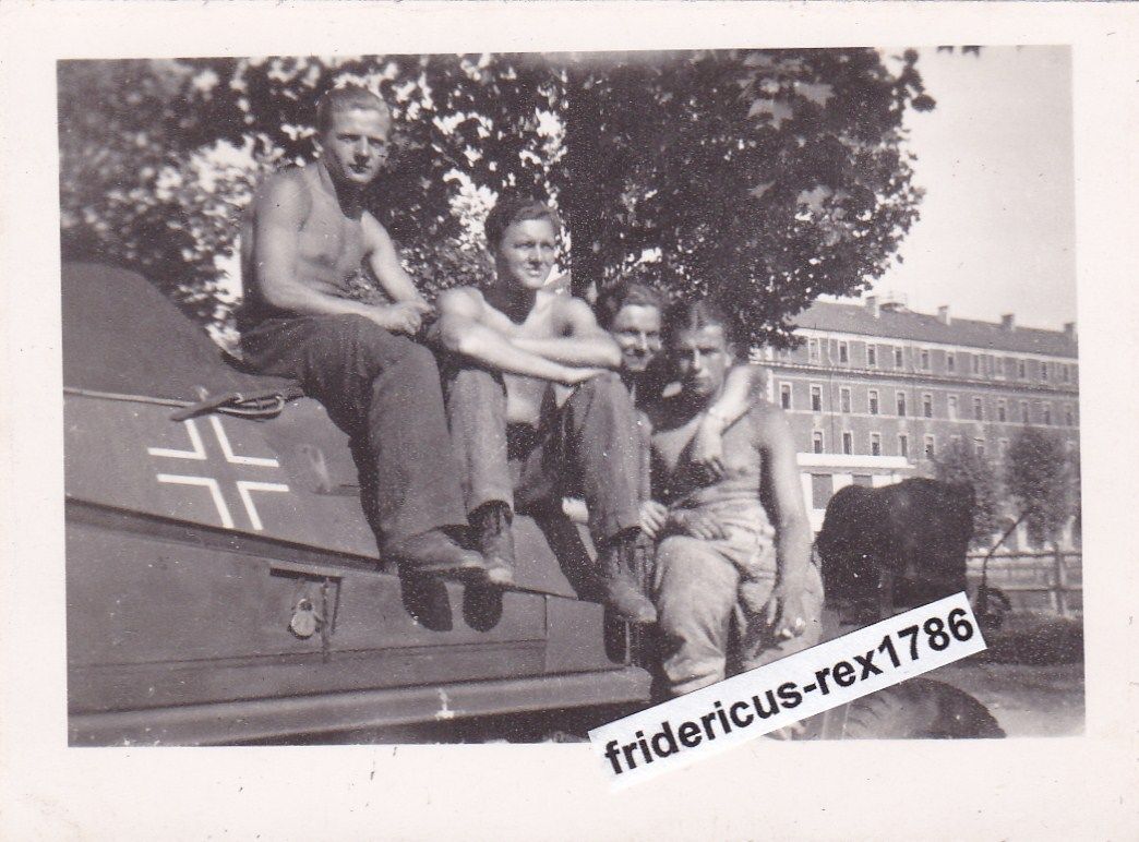 Foto Panzermänner auf ihrem Sd Kfz 250 in Italie