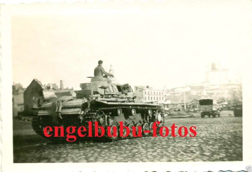 PANZER III - Fährt durch SMOLENSK - MARKTPLATZ