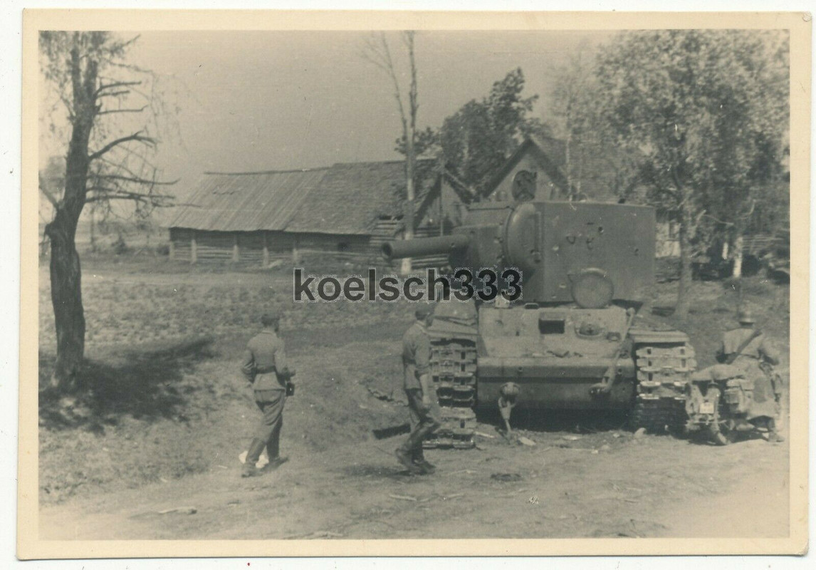 Foto Kradschütze der Wehrmacht neben einem russischen KW-II Panzer im Osten