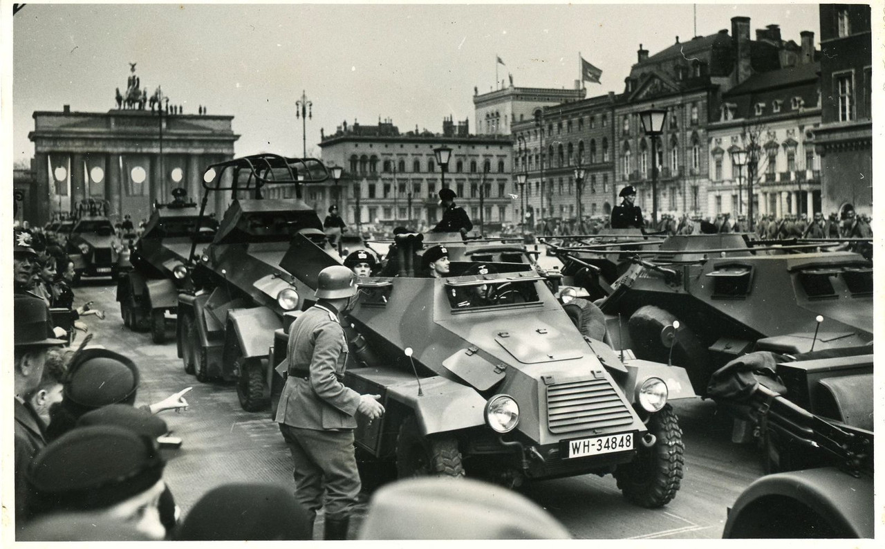 Panzerspähwagen Panzer Tank 6 Rad Parade Berlin 