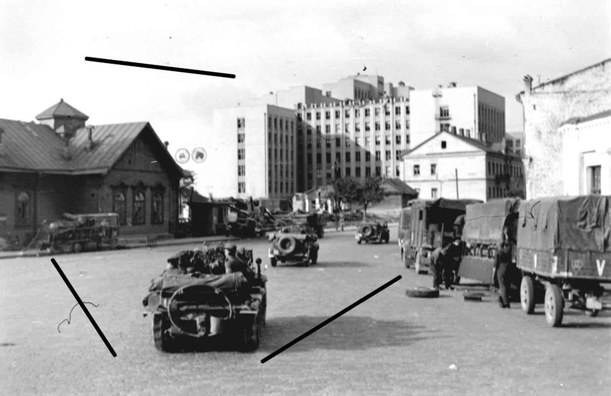 Rußland Panzerartillerie Sd.Kfz Kettenfahrzeug LKW Ruinen Gebäud