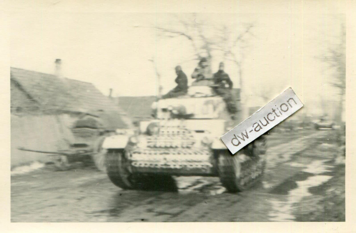 Panzer in Wintertarn weißer Anstrich