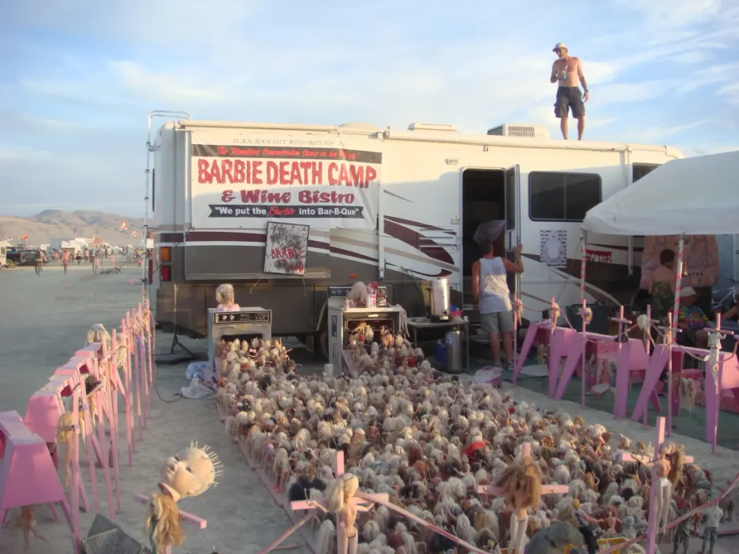 Le camp de la mort de Barbie de Burning Man  Zzzzzzzzzzzzzzzzzzzzzzzzzzzzzzzzzzzzzzzzzzzzzzzzzzzz