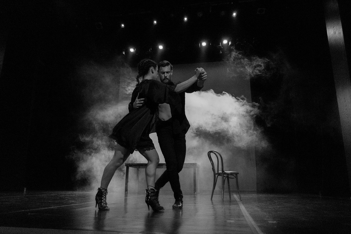 KAD RUKE ŠUTE – plesna predstava o partnerskim odnosima