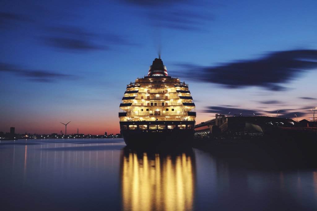 gold-lighted-boat.jpg