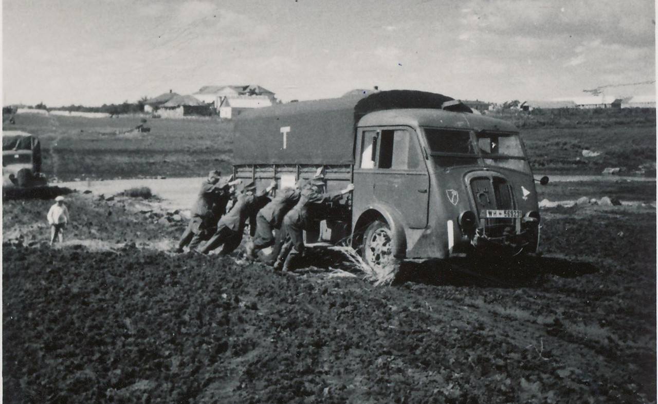 Foto 2.Wk Soldat selt. Militär-Lkw mit REGIMENTS