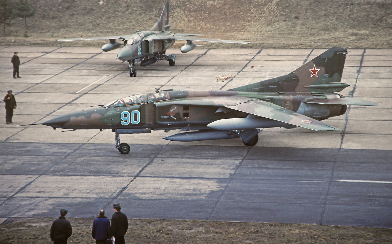 559 APIB Mig-23UB 90 Blue_6902004 (8)