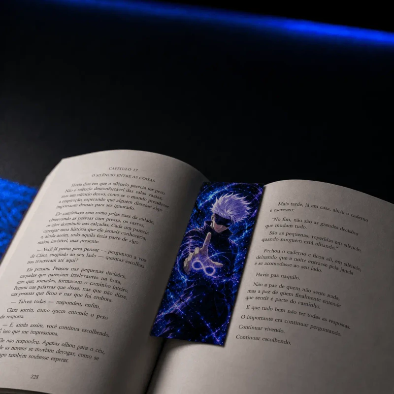 Marcador de anime impresso saindo de dentro de um livro aberto