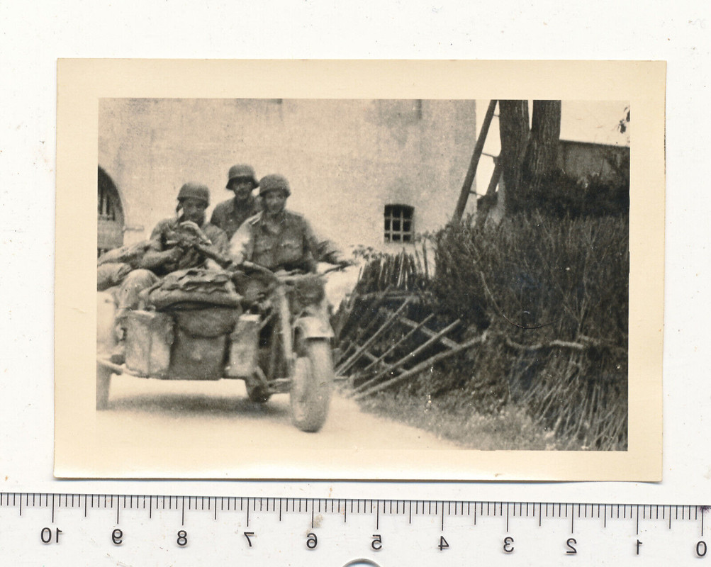 SCHÖNES FOTO KAMERADEN MIT MOTORRAD BEIWAGEN FALLSCHIRMJÄGER ITALIEN