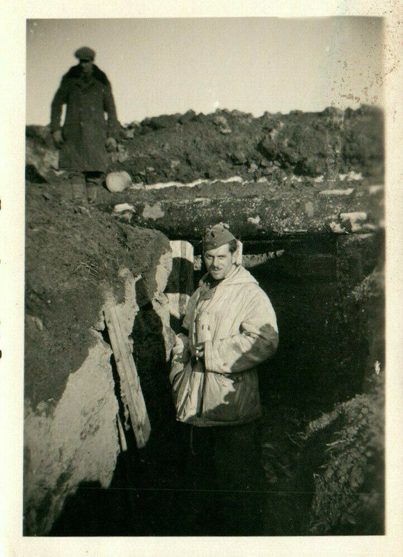 Foto, Wk2, Soldat raucht eine im Schützengraben