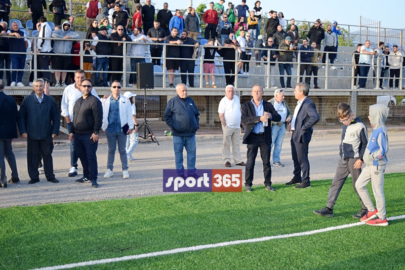 , &Tau;&omicron; &phi;&omega;&tau;&omicron;&rho;&epsilon;&pi;&omicron;&rho;&tau;ά&zeta; &tau;&omicron;&upsilon; &tau;&epsilon;&lambda;&iota;&kappa;&omicron;ύ &Epsilon;&rho;ά&nu;&eta;-&Pi;&alpha;&nu;&theta;&omicron;&upsilon;&rho;&iota;&alpha;&kappa;ό&sigmaf; (&phi;&omega;&tau;&omicron;)