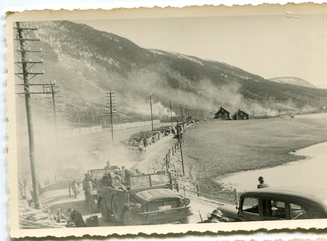 WH-Militär-Fahrzeug-Kolonne bei Elsfjord in Norwegen im 2.WK