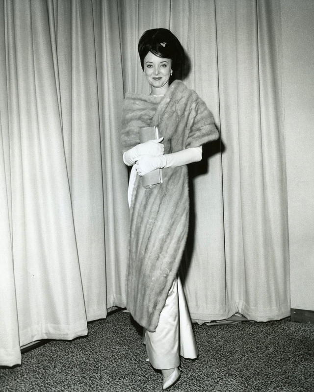 carolyn_jones_b09