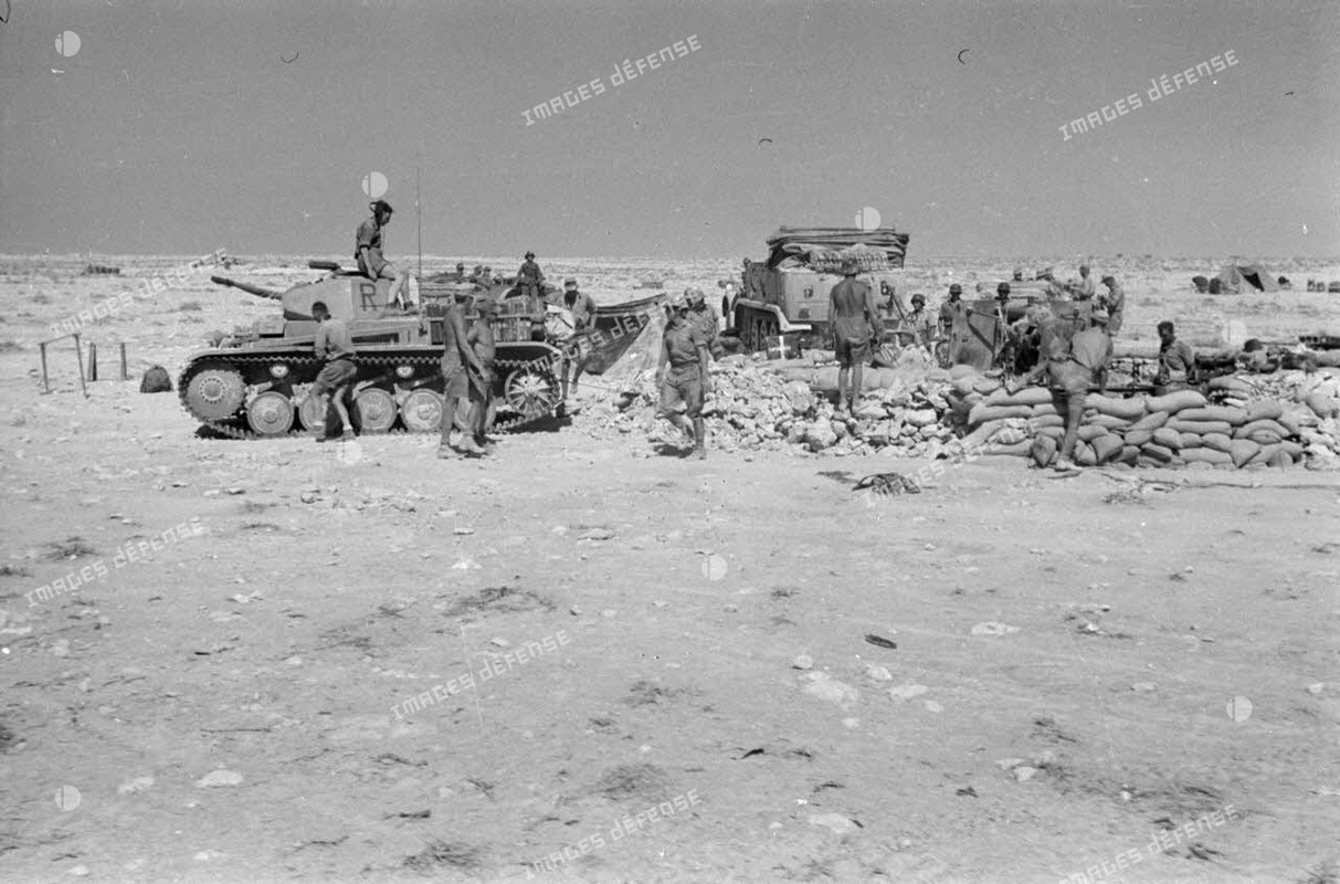 Campement et position d'une batterie de canon de 8,8 cm FlaK 18-L56 du I-Flak-Regiment-18 et blindés