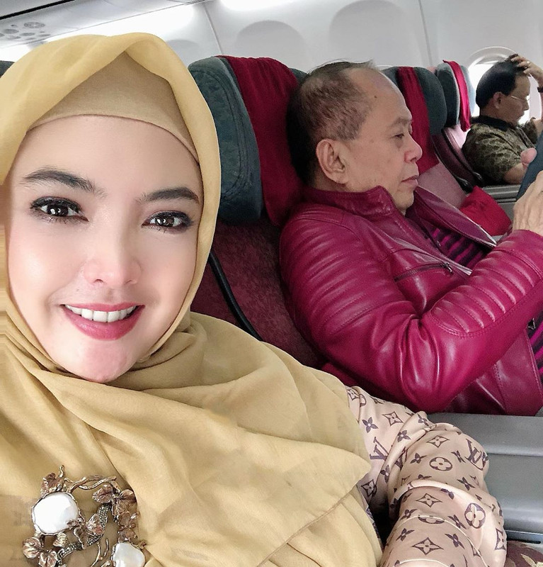 Meski terpaut usia cukup jauh, rumah tangga 7 seleb ini tetap harmonis