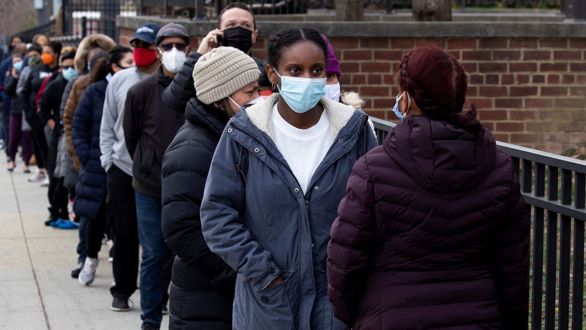 Estados Unidos registra casi millón de casos de COVID-19 en un día; cifra récord