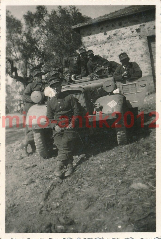 Foto, Wehrmacht, Blick auf einen Kübel und Solda