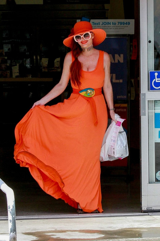 Phoebe-Price-Pantyless-UpskirtSTARS.com (12)