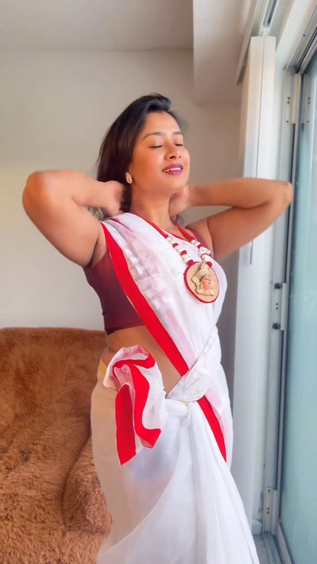 hot sexy girl deep round navel in maroon blouse and white saree mp4 snapshot 00 15 485