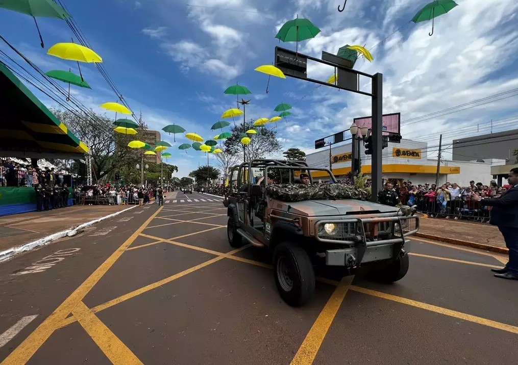 Carro do Exército Brasileiro passa pela Marcelino Pires em desfile nesta manhã (Foto: Divulgação)