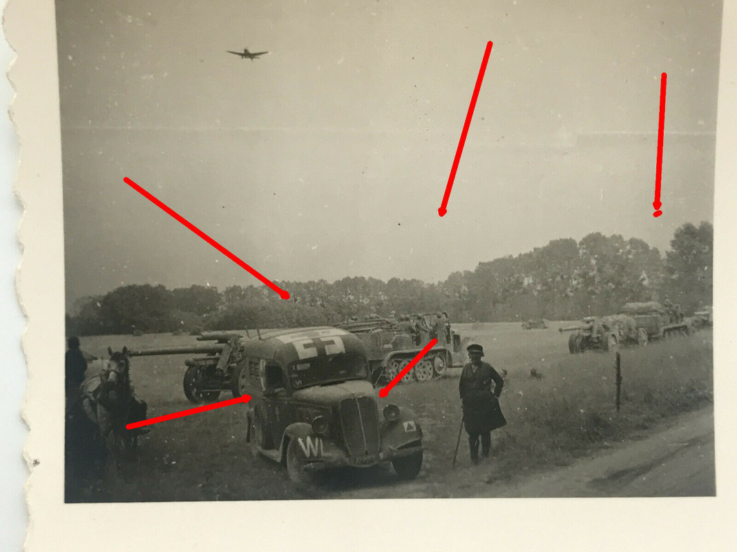 Foto Frankreich, Krankenwagen der Luftwaffe, Sanitäter LKW, Halbkette