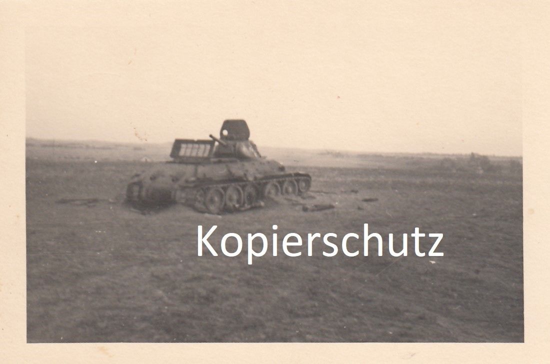 Zerstörter russischer Panzer T 34 vor Demjansk,abgeschossen,Wrac
