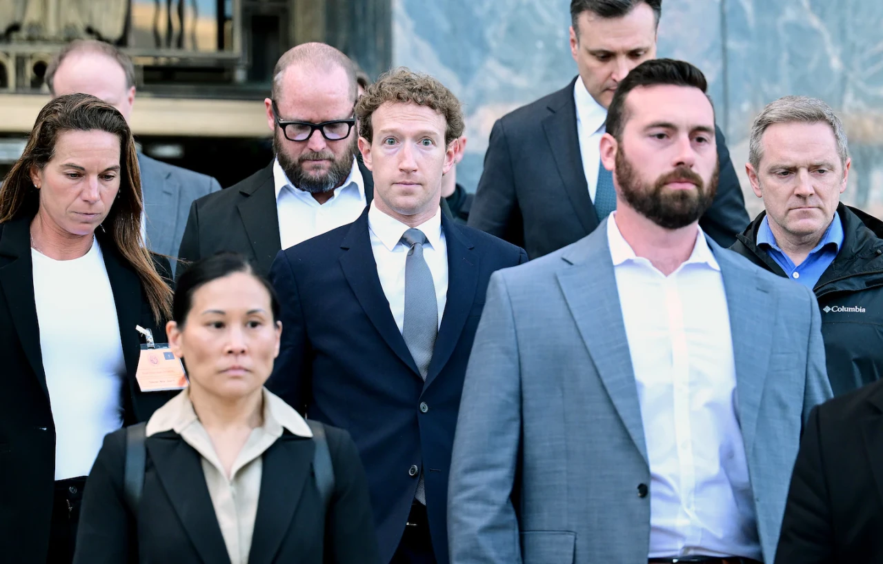 mark-zuckerberg-loopt-de-rechtbank-uit.webp