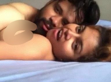 Desi girl romances with boyfriend on bed