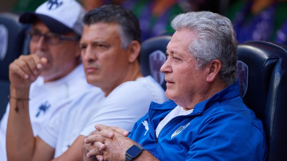 Alarma en Rayados: 'Profe' Víctor Manuel Vucetich es llevado en ambulancia al hospital