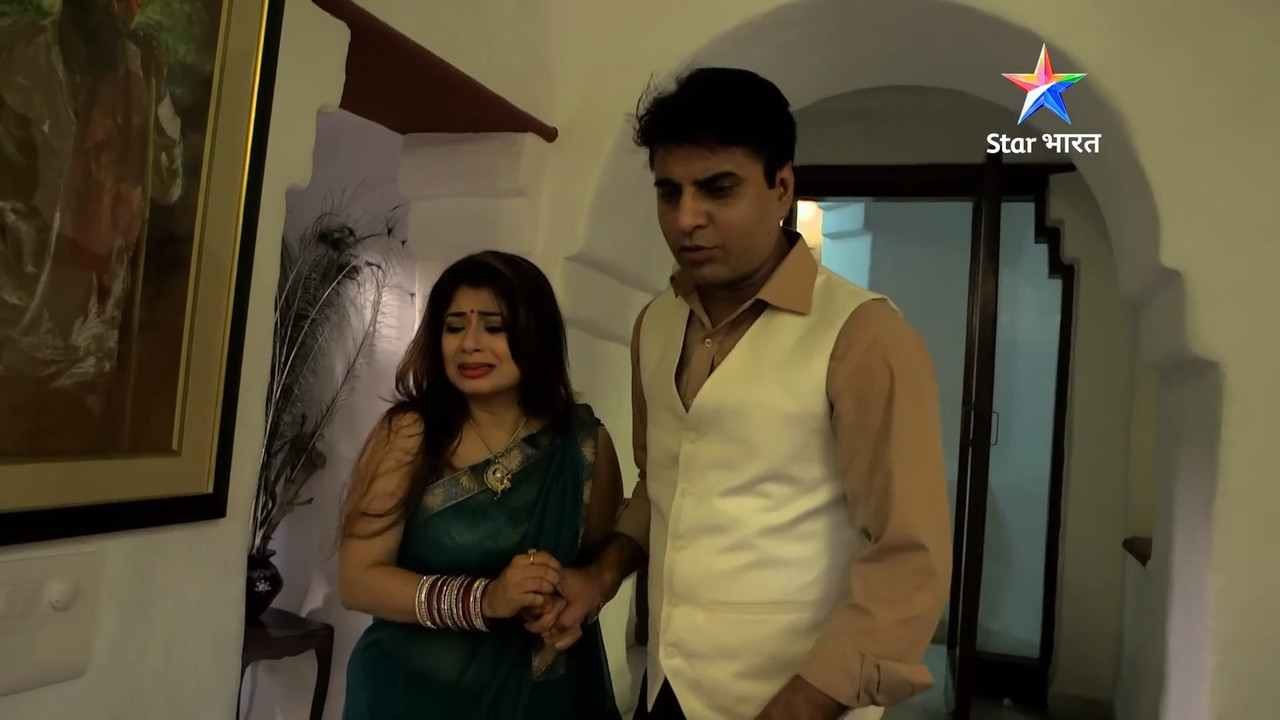 Busty Sexy Aunty Navel and boobs in saree -savdhaan india.mp4_snapshot_00.32.656