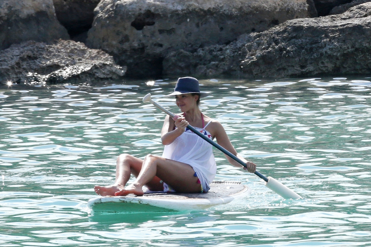 jessica-alba-on-the-beach-in-hawaii-july-14-18-p