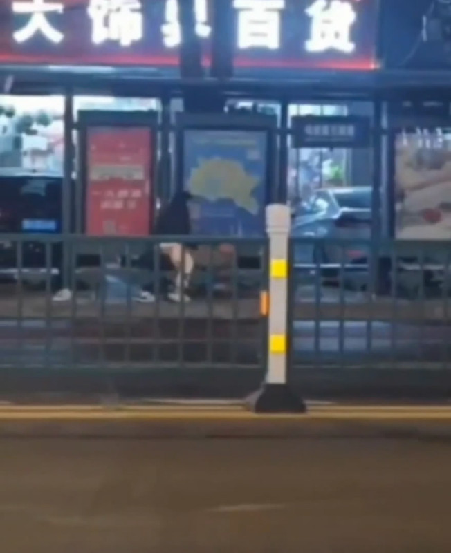 X1炸裂！常州大学城公交车站惊现情侣当街啪啪 完全无视路人，到底有多饥渴呀 (1)