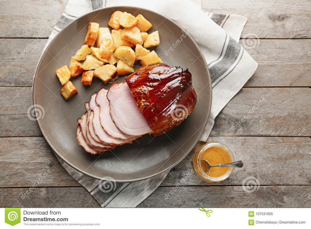 πιάτο-με-το-παραδοσιακό-τεμαχισμένο-ψημένο-μέλι-ζαμπόν-107531605