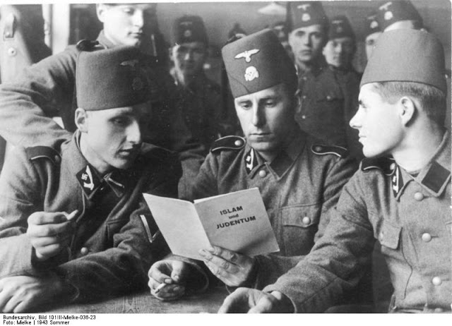 Soldados de la 13ª División de Montaña durante la lectura de un folleto sobre El Islam y el judaísmo, sobre el verano del 1943 Soldados de la 13ª División de Montaña durante la lectura de un folleto sobre El Islam y el judaísmo, sobre el verano del 1943
