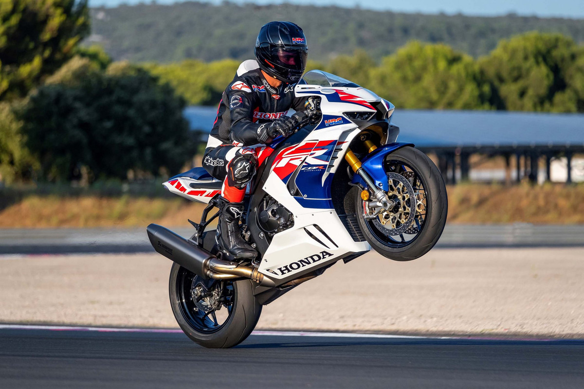 Спортбайк Honda CBR1000RR-R Fireblade SP 30th Anniversary 2022