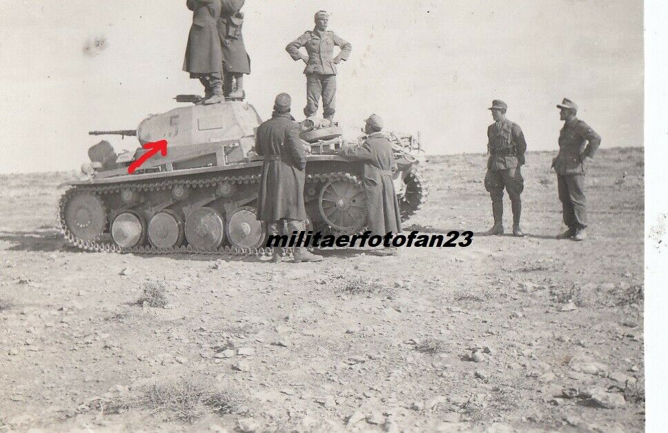 WH DAK Soldaten am deutschen Panzer II (Nr.5) in El Alamein 1942