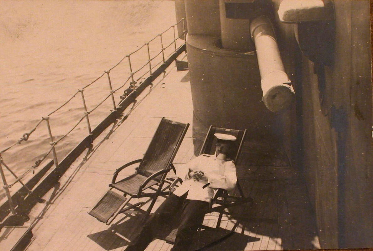 18. Офицер в шезлонге на палубе линейного корабля Севастополь у [казематного] орудия