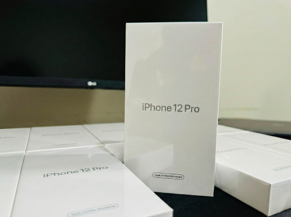 Белая коробка Apple Certified Pre-Owned против обычной цветной упаковки нового iPhone