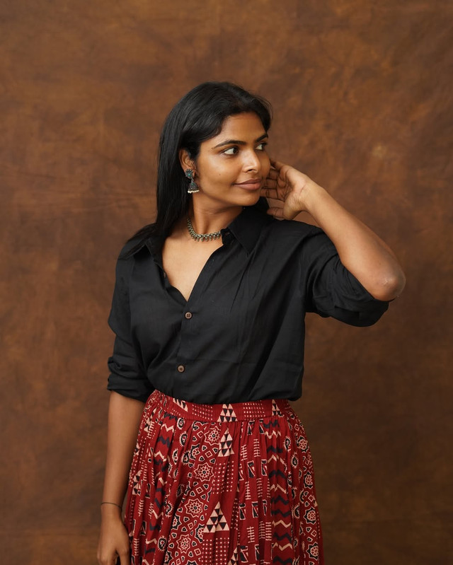 Plain shirts need not be boring when they re mulcotton magic Light breezy and effortlessly st (1)