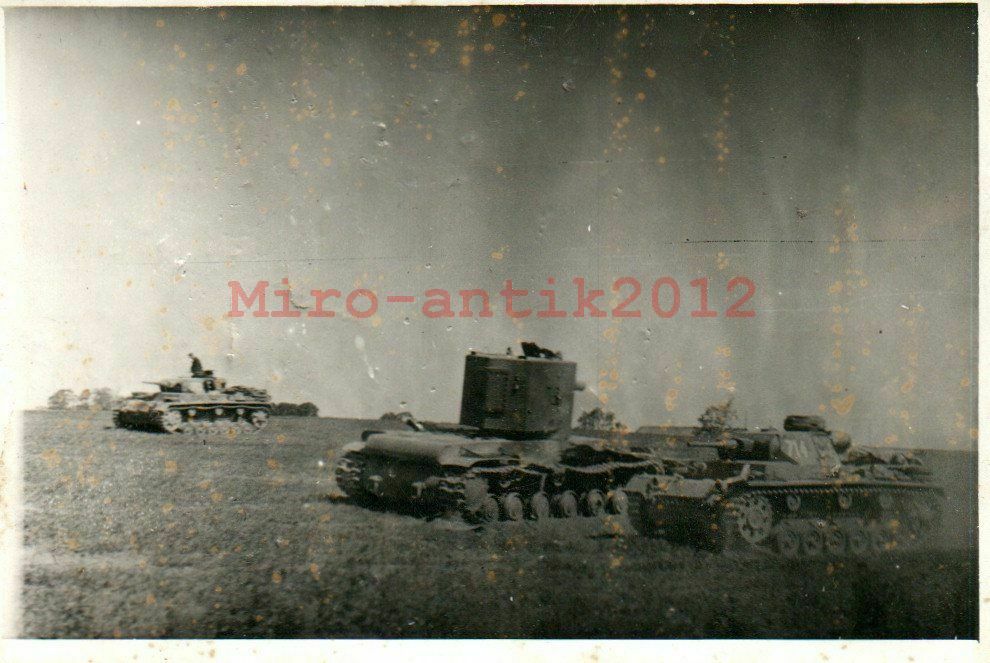 Vormarsch deutscher Panzer vorbei an russ. Grosspanzer