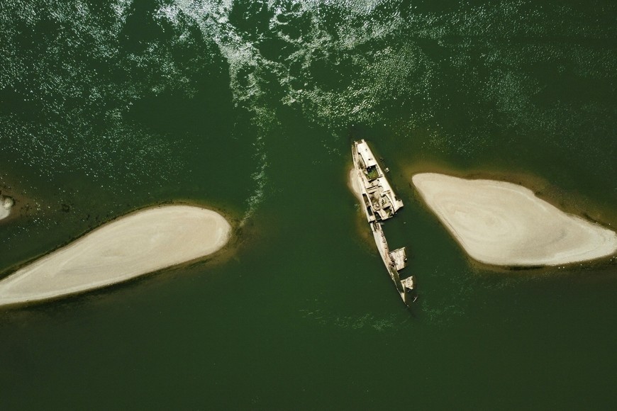 Buque de guerra nazi en un Danubio casi seco